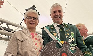 Michael Kalus und seine Frau Gudrun sind das neue Königspaar in Hakenberg. - Anja Ebner Michael Kalus und seine Frau Gudrun sind das neue Königspaar in Hakenberg. - Anja Ebner