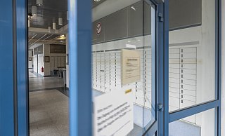 Die Tür zu den Postschließfächern an der Nahariyastraße in Bielefeld öffnet sich für Kunden – normalerweise – rund um die Uhr. Jetzt sorgt eine technische Störung für Ärger. - Jörg Dieckmann Die Tür zu den Postschließfächern an der Nahariyastraße in Bielefeld öffnet sich für Kunden – normalerweise – rund um die Uhr. Jetzt sorgt eine technische Störung für Ärger. - Jörg Dieckmann