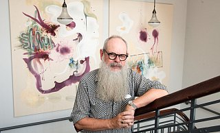 Weizenfeld alias Bernd Weitkamp kuratiert die Ausstellungen im Treppenhaus. Für ihn bietet die Galerie einen für Herford einmaligen niederschwelligen Zugang zur Kunst. - Ralf Bittner Weizenfeld alias Bernd Weitkamp kuratiert die Ausstellungen im Treppenhaus. Für ihn bietet die Galerie einen für Herford einmaligen niederschwelligen Zugang zur Kunst. - Ralf Bittner