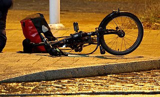 Die Gütersloherin war im Februar mit dem Fahrrad auf der Friedrichstraße nahe Dreiecksplatz gestürzt und hatte sich am Ellenbogen verletzt. Ein Knochen platzte ab, eine Operation war nötig. - picture alliance/dpa Die Gütersloherin war im Februar mit dem Fahrrad auf der Friedrichstraße nahe Dreiecksplatz gestürzt und hatte sich am Ellenbogen verletzt. Ein Knochen platzte ab, eine Operation war nötig. - picture alliance/dpa