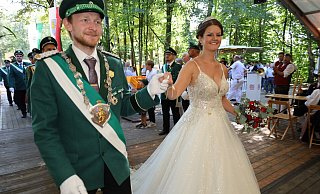 Das junge Königspaar Manuel Sasse und Luisa Hagenhoff wird bei seinem Einzug ins Zelt auf dem neu hergerichteten Festplatz bejubelt. - Regina Brucksch Das junge Königspaar Manuel Sasse und Luisa Hagenhoff wird bei seinem Einzug ins Zelt auf dem neu hergerichteten Festplatz bejubelt. - Regina Brucksch