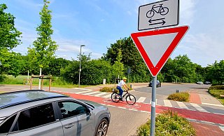 Karsten Schröter quert als Radfahrer die Stralsunder Straße – er sagt, er erlebe hier immer wieder gefährliche Situationen. - Kurt Ehmke Karsten Schröter quert als Radfahrer die Stralsunder Straße – er sagt, er erlebe hier immer wieder gefährliche Situationen. - Kurt Ehmke