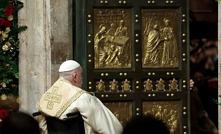 Im stillen Gebet sitzt Franziskus vor der Heiligen Pforte. - Remo Casilli/Pool Reuters/AP/dpa Im stillen Gebet sitzt Franziskus vor der Heiligen Pforte. - Remo Casilli/Pool Reuters/AP/dpa