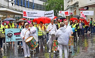 Der Demo-Zug durchquert im Trommel-Rhythmus von "LesBenitas" die Fußgängerzone. - Barbara Franke Der Demo-Zug durchquert im Trommel-Rhythmus von "LesBenitas" die Fußgängerzone. - Barbara Franke
