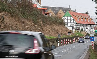 Die L 557 in Bad Holzhausen ist eine viel befahrene Straße: Der Abschnitt zwischen den Ortseingängen Bad Holzhausen und Börninghausen wurde im Herbst 2019 saniert. Die Erneuerung der Stützmauer ist für dieses Jahr vorgesehen. - CUT_MUELLER Die L 557 in Bad Holzhausen ist eine viel befahrene Straße: Der Abschnitt zwischen den Ortseingängen Bad Holzhausen und Börninghausen wurde im Herbst 2019 saniert. Die Erneuerung der Stützmauer ist für dieses Jahr vorgesehen. - CUT_MUELLER