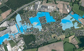 Deutliche Reduzierung: Die Bezirksregierung folgt dem Gegengutachten, das die Stadt zu den Überschwemmungsflächen im Ortsteil Sürenheide in Auftrag gegeben hat. Die dunkelblau gefärbten Flächen unterliegen als potenziell gefährdete Bereiche weiterhin Beschränkungen; die hellblau gekennzeichneten Gebiete hatte die Bezirksregierung ursprünglich ebenfalls festgesetzt, sie fallen jetzt aber aus den Beschränkungen heraus. - Markus Diekmann / Luftbild: Land NRW (2017) – Lizenz dl-de/by-2-0 (www.govdata.de/dl-de/by-2-0) Deutliche Reduzierung: Die Bezirksregierung folgt dem Gegengutachten, das die Stadt zu den Überschwemmungsflächen im Ortsteil Sürenheide in Auftrag gegeben hat. Die dunkelblau gefärbten Flächen unterliegen als potenziell gefährdete Bereiche weiterhin Beschränkungen; die hellblau gekennzeichneten Gebiete hatte die Bezirksregierung ursprünglich ebenfalls festgesetzt, sie fallen jetzt aber aus den Beschränkungen heraus. - Markus Diekmann / Luftbild: Land NRW (2017) – Lizenz dl-de/by-2-0 (www.govdata.de/dl-de/by-2-0)