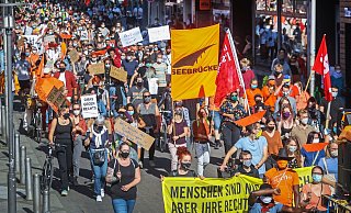 Gut 400 Demonstranten zogen am Sonntag durch Bielefeld, um für schnelle und humane Lösungen auf Lesbos einzutreten. - Jens Reichenbach Gut 400 Demonstranten zogen am Sonntag durch Bielefeld, um für schnelle und humane Lösungen auf Lesbos einzutreten. - Jens Reichenbach