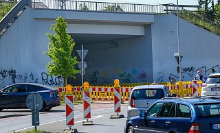 Mit der Sperrung der Bahnunterführung haben auf der Schildescher Straße die Bauarbeiten begonnen, die 18 Monate lang andauern sollen. - Andreas Zobe Mit der Sperrung der Bahnunterführung haben auf der Schildescher Straße die Bauarbeiten begonnen, die 18 Monate lang andauern sollen. - Andreas Zobe