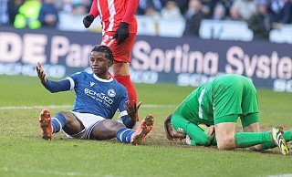 Unsanfte Landung: Daniel Sumbu (r.) blieb bei seinem ersten Startelf-Einsatz glücklos. - Oliver Krato Unsanfte Landung: Daniel Sumbu (r.) blieb bei seinem ersten Startelf-Einsatz glücklos. - Oliver Krato