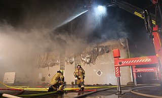 Bei einem Großbrand wurde in der Nacht zu Dienstag eine 30 mal 45 Meter große Lagerhalle an der Raiffeisenstraße in Bad Lippspringe zerstört. - Ralph Meyer Bei einem Großbrand wurde in der Nacht zu Dienstag eine 30 mal 45 Meter große Lagerhalle an der Raiffeisenstraße in Bad Lippspringe zerstört. - Ralph Meyer