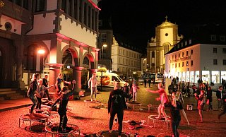 Vor dem Rathaus: Die Trampolinspringer von Spring-Fit führten mitten in Paderborn drei Stunden lang ihren Sport vor. - Moritz Jülich Vor dem Rathaus: Die Trampolinspringer von Spring-Fit führten mitten in Paderborn drei Stunden lang ihren Sport vor. - Moritz Jülich