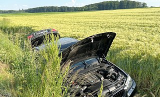 Diesmal landete der mit drei Personen besetzte schwarze BMW in einem Getreidefeld unterhalb der Wewelsburger Straße in Fahrtrichtung Salzkotten. - Ralph Meyer Diesmal landete der mit drei Personen besetzte schwarze BMW in einem Getreidefeld unterhalb der Wewelsburger Straße in Fahrtrichtung Salzkotten. - Ralph Meyer
