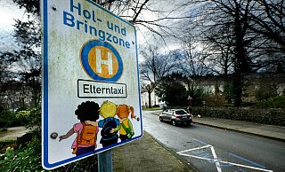 Mütter und Vater sollen in Gütersloh dazu bewegt werden ihr Elterntaxi am besten gleich ganz stehen zu lassen. - Andreas Frücht Mütter und Vater sollen in Gütersloh dazu bewegt werden ihr Elterntaxi am besten gleich ganz stehen zu lassen. - Andreas Frücht
