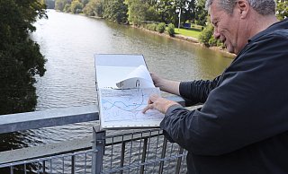 Eckhard Nolting, Biologe bei der Stadt Bad Oeynhausen, hat Plan von der Werre. - Jörg Stuke Eckhard Nolting, Biologe bei der Stadt Bad Oeynhausen, hat Plan von der Werre. - Jörg Stuke