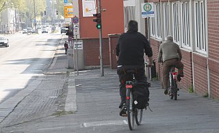 Fußgänger und Radler müssen sich den Bürgersteig an der Mindener Straße teilen. - Peter Steinert Fußgänger und Radler müssen sich den Bürgersteig an der Mindener Straße teilen. - Peter Steinert