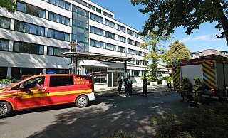 In der Median-Klinik am Westkorso hat am Freitag ein Zimmer gebrannt. Rund 160 Patienten und 50 Mitarbeiter mussten das Gebäude verlassen. - Thorsten Gödecker In der Median-Klinik am Westkorso hat am Freitag ein Zimmer gebrannt. Rund 160 Patienten und 50 Mitarbeiter mussten das Gebäude verlassen. - Thorsten Gödecker