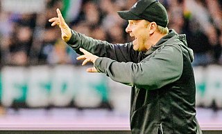 SCP-Chefcoach Lukas Kwasniok erteilt beim Paderborner Zweitliga-Gastspiel in Münster taktische Anweisungen. - Besim Mazhiqi SCP-Chefcoach Lukas Kwasniok erteilt beim Paderborner Zweitliga-Gastspiel in Münster taktische Anweisungen. - Besim Mazhiqi