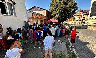 Menschen stehen vor einer Bäckerei um Brot an. - Marut Vanyan/dpa Menschen stehen vor einer Bäckerei um Brot an. - Marut Vanyan/dpa