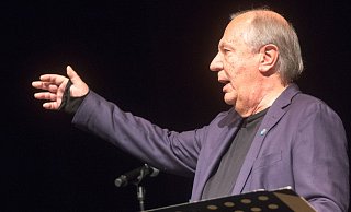 Wilfried Schmickler bei seinem Auftritt im Stadttheater. Die rechte Hand ist noch bandagiert, Folge eines Sturzes im Oktober. Das Handicap ist dem Kabarettisten aber nicht anzumerken. - ralf bittner Wilfried Schmickler bei seinem Auftritt im Stadttheater. Die rechte Hand ist noch bandagiert, Folge eines Sturzes im Oktober. Das Handicap ist dem Kabarettisten aber nicht anzumerken. - ralf bittner