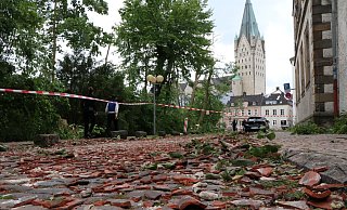 Die Michaelstraße in Paderborn ist nach dem Tornado gesäumt von Trümmern. - Holger Kosbab Die Michaelstraße in Paderborn ist nach dem Tornado gesäumt von Trümmern. - Holger Kosbab