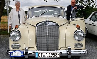 Philipp und Annette Stratmann aus Rheda-Wiedenbrück nahmen erstmals an einer Oldtimer-Ausfahrt teil. - Robert Becker Philipp und Annette Stratmann aus Rheda-Wiedenbrück nahmen erstmals an einer Oldtimer-Ausfahrt teil. - Robert Becker