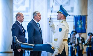 Für Kanzler Scholz (links) ist das zentralasiatische Kasachstan vor allem als Rohstoff-Lieferant interessant. Bei seinem Besuch geht es aber auch um den russischen Angriffskrieg gegen die Ukraine. - Michael Kappeler/dpa Für Kanzler Scholz (links) ist das zentralasiatische Kasachstan vor allem als Rohstoff-Lieferant interessant. Bei seinem Besuch geht es aber auch um den russischen Angriffskrieg gegen die Ukraine. - Michael Kappeler/dpa