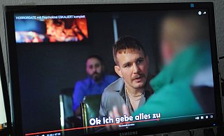 Nick Hein konfrontiert den Bielefelder (r. Gesicht gepixelt) mit seinen Aussagen. Die Polizei spricht von Cybergrooming, einer Form des sexuellen Missbrauchs von Kindern. - Jens Reichenbach Nick Hein konfrontiert den Bielefelder (r. Gesicht gepixelt) mit seinen Aussagen. Die Polizei spricht von Cybergrooming, einer Form des sexuellen Missbrauchs von Kindern. - Jens Reichenbach