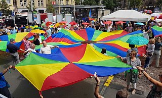Mit bunten Regenschirmen und Tüchern demonstrieren Warburger Bürgerinnen und Bürger auf dem Marktplatz gegen den Landesparteitag der AfD in der Stadthalle. - Birger Berbüsse Mit bunten Regenschirmen und Tüchern demonstrieren Warburger Bürgerinnen und Bürger auf dem Marktplatz gegen den Landesparteitag der AfD in der Stadthalle. - Birger Berbüsse