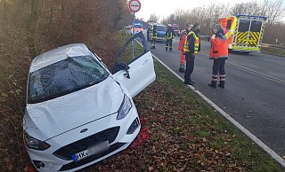 Nachdem sich das Auto mehrfach überschlagen hatte, kam es im Graben zum Stehen. - David Schellenberg Nachdem sich das Auto mehrfach überschlagen hatte, kam es im Graben zum Stehen. - David Schellenberg