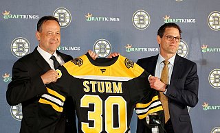 Der frühere Bundestrainer Marco Sturm (l) ist der 30. Trainer bei den Boston Bruins und erster deutsche Coach in der NHL. - Mary Schwalm/AP/dpa Der frühere Bundestrainer Marco Sturm (l) ist der 30. Trainer bei den Boston Bruins und erster deutsche Coach in der NHL. - Mary Schwalm/AP/dpa
