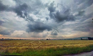 Diese Trichterwolken über Pr. Oldendorf fotografierte Lukas Barban aus Hördinghausen. - Lukas Barban Diese Trichterwolken über Pr. Oldendorf fotografierte Lukas Barban aus Hördinghausen. - Lukas Barban