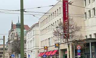 Der Schriftzug "Arcadia" wird wohl schon bald durch "Ibis Styles" ersetzt werden. Das Theater (im Hintergrund) wird eine wichtige Rolle spielen. - Andreas Zobe Der Schriftzug "Arcadia" wird wohl schon bald durch "Ibis Styles" ersetzt werden. Das Theater (im Hintergrund) wird eine wichtige Rolle spielen. - Andreas Zobe