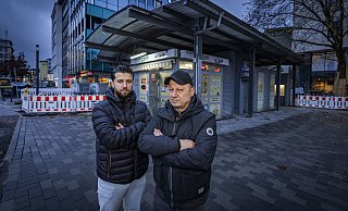 Vater Akram Borto (r.) und sein Sohn sind seit zehn Jahren Pächter des Kesselbrink-Kiosks, der zwischen Grünem Würfel und Volksbank steht. - Sarah Jonek Vater Akram Borto (r.) und sein Sohn sind seit zehn Jahren Pächter des Kesselbrink-Kiosks, der zwischen Grünem Würfel und Volksbank steht. - Sarah Jonek