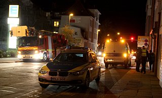 Polizisten führen eine junge Frau aus dem Haus und bringen die Festgenommene mit dem Gefangenentransporter auf die Wache. Die Drehleiter steht schon bereit. - Jens Reichenbach Polizisten führen eine junge Frau aus dem Haus und bringen die Festgenommene mit dem Gefangenentransporter auf die Wache. Die Drehleiter steht schon bereit. - Jens Reichenbach