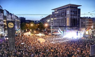 Ein Konzert, wie das von Lea auf dem Jahnplatz beim Leineweber-Markt 2019, wäre in diesem Jahr ein Fest für das Corona-Virus - Sarah Jonek Ein Konzert, wie das von Lea auf dem Jahnplatz beim Leineweber-Markt 2019, wäre in diesem Jahr ein Fest für das Corona-Virus - Sarah Jonek