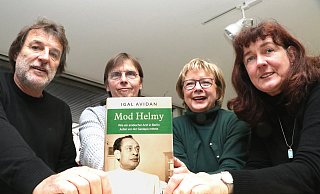 Pfarrer Eckardt Koch (v.l.), Jochen Liebold, Anette Gather-Smith und Kordula Schimke präsentieren das Buch von Igal Avidan und freuen sich auf die Lesung. - Andreas Sundermeier Pfarrer Eckardt Koch (v.l.), Jochen Liebold, Anette Gather-Smith und Kordula Schimke präsentieren das Buch von Igal Avidan und freuen sich auf die Lesung. - Andreas Sundermeier