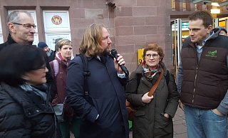 Die Herforder Grünen Angela Schmalhorst und Herbert Even (v.l.) mit Wibke Brems (Gütersloh/MdL), Anton Hofreiter und Britta Haßelmann (Bielefeld/MdB) im Gespräch mit dem Löhner Landwirt Jan-Wilhelm Wetehof. - Peter Steinert Die Herforder Grünen Angela Schmalhorst und Herbert Even (v.l.) mit Wibke Brems (Gütersloh/MdL), Anton Hofreiter und Britta Haßelmann (Bielefeld/MdB) im Gespräch mit dem Löhner Landwirt Jan-Wilhelm Wetehof. - Peter Steinert