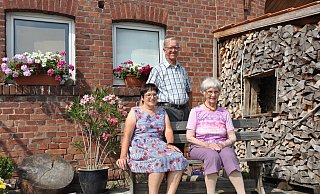 Elisabeth Hake (von rechts) begeht in diesem Jahr ihr 70. Thronjubiläum. Ihr Sohn Hans-Bernd Hake und Ehefrau Petra waren vor 25 Jahren das Königspaar in Schmechten. - Helga Krooß Elisabeth Hake (von rechts) begeht in diesem Jahr ihr 70. Thronjubiläum. Ihr Sohn Hans-Bernd Hake und Ehefrau Petra waren vor 25 Jahren das Königspaar in Schmechten. - Helga Krooß
