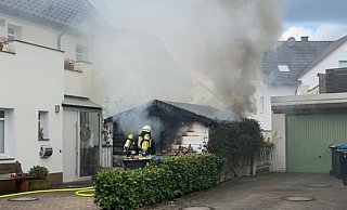 Dichter Rauch quoll aus der Gartenhütte, die dicht an der Wohnbebauung stand. - Feuerwehr Höxter Dichter Rauch quoll aus der Gartenhütte, die dicht an der Wohnbebauung stand. - Feuerwehr Höxter