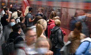 Fahrgäste warten an einem Gleis im Tiefbahnhof des Frankfurter Hauptbahnhofs, während eine S-Bahn einfährt. - Arne Dedert/dpa Fahrgäste warten an einem Gleis im Tiefbahnhof des Frankfurter Hauptbahnhofs, während eine S-Bahn einfährt. - Arne Dedert/dpa