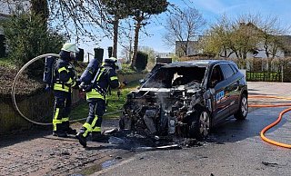 Das Fahrzeug wurde im Bereich des Motorraumes durch das Feuer stark zerstört. Die Feuerwehr Nieheim war im Einsatz. - Madita Schellenberg Das Fahrzeug wurde im Bereich des Motorraumes durch das Feuer stark zerstört. Die Feuerwehr Nieheim war im Einsatz. - Madita Schellenberg