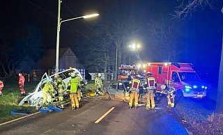 Unfall auf der Straße Alter Postweg in Löhne. - Feuerwehr Löhne Unfall auf der Straße Alter Postweg in Löhne. - Feuerwehr Löhne