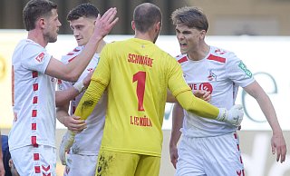 Kölns Torwart Marvin Schwäbe feiert mit seinen Teamkollegen (v. l.) Imad Rondic, Eric Martel und Joel Schmied den 2:1-Sieg in Paderborn. - picture alliance/dpa Kölns Torwart Marvin Schwäbe feiert mit seinen Teamkollegen (v. l.) Imad Rondic, Eric Martel und Joel Schmied den 2:1-Sieg in Paderborn. - picture alliance/dpa