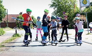 Auf Inline-Skates fühlten sich die Kinder aus der Grundschule Westerenger wohl. Ein Junge konnte sogar parallel die Hula-Hoop-Reifen kreisen lassen. - Andreas Sundermeier Auf Inline-Skates fühlten sich die Kinder aus der Grundschule Westerenger wohl. Ein Junge konnte sogar parallel die Hula-Hoop-Reifen kreisen lassen. - Andreas Sundermeier