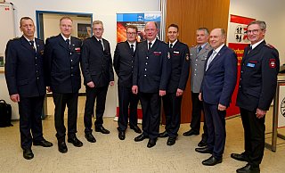 Gastgeber und Gäste: Michael Beivers (v. l.) , Bernhard Grothoff, Bernd Lüke, Tobias Rupprecht, Hubert Halsband, Stephan Reckhaus, Sven Büsing, Landrat Christoph Rüther und Jürgen Kersting beim Neujahrsempfang des Verbandes der Feuerwehren im Kreis Paderborn. - Ralph Meyer Gastgeber und Gäste: Michael Beivers (v. l.) , Bernhard Grothoff, Bernd Lüke, Tobias Rupprecht, Hubert Halsband, Stephan Reckhaus, Sven Büsing, Landrat Christoph Rüther und Jürgen Kersting beim Neujahrsempfang des Verbandes der Feuerwehren im Kreis Paderborn. - Ralph Meyer