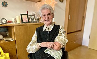 Dora Micke feiert am 11. Januar ihren 100. Geburtstag. Häkeln ist nach wie vor ihr Hobby. - Carola Drabon Dora Micke feiert am 11. Januar ihren 100. Geburtstag. Häkeln ist nach wie vor ihr Hobby. - Carola Drabon