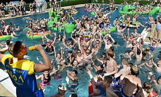 Los geht's: Ob es schon am Samstag derart voll wird wie hier 2021 in Hillegossen bei der Poolparty? - Barbara Franke Los geht's: Ob es schon am Samstag derart voll wird wie hier 2021 in Hillegossen bei der Poolparty? - Barbara Franke