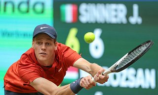 Jannik Sinner spielt eine Rückhand. - Friso Gentsch/dpa Jannik Sinner spielt eine Rückhand. - Friso Gentsch/dpa