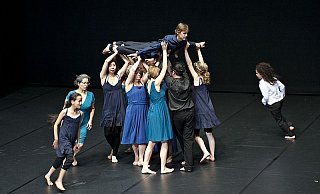 Eine dynamische Szene mit der Gruppe von Kindern und Erwachsenen mit Migrationshintergrund . - FOTO: LIOBA SCHÖNECK Eine dynamische Szene mit der Gruppe von Kindern und Erwachsenen mit Migrationshintergrund . - FOTO: LIOBA SCHÖNECK