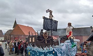Süße Früchtchen, grüne Kaugummi-Kugeln und politische Botschaften beim wohl höchsten Karnevalsumzug im Kreis Höxter. - Manuela Puls Süße Früchtchen, grüne Kaugummi-Kugeln und politische Botschaften beim wohl höchsten Karnevalsumzug im Kreis Höxter. - Manuela Puls